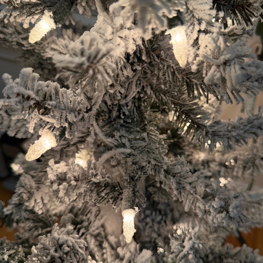 Frontgate Pre-Lit Flocked Alpine Tree - NWT - Picture 15 of 16